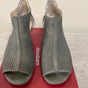 Dressbarn Olive green sandals size 8